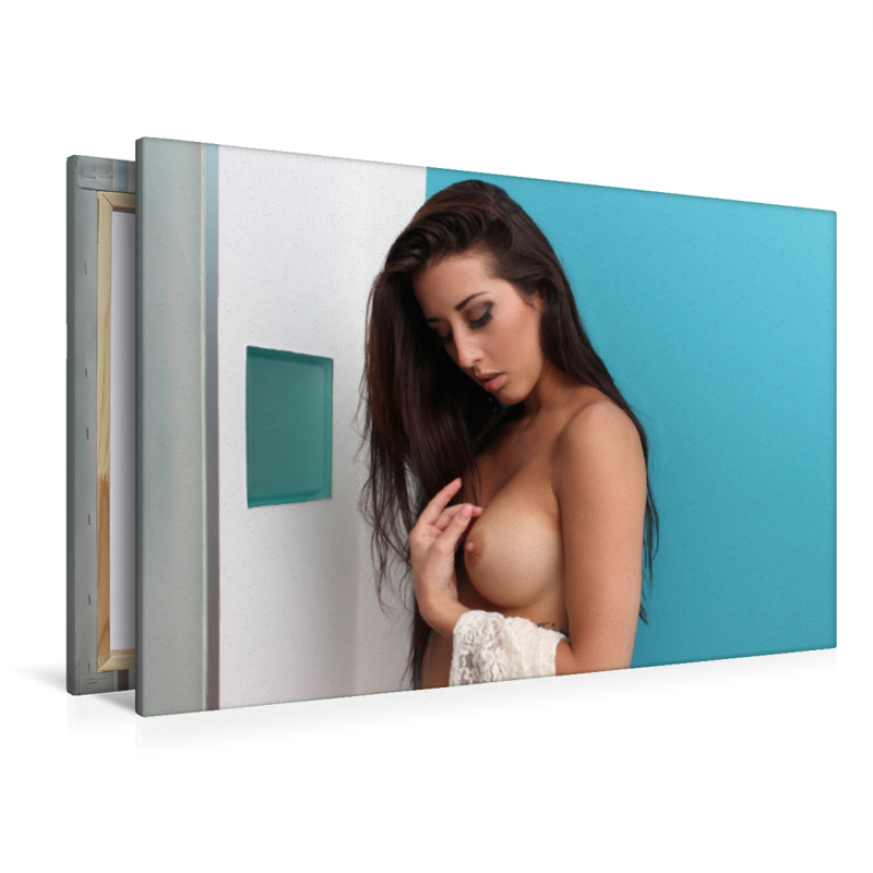 Brünettes, erotisches, sexy Girl sinnlich auf Blau inszeniert. Aktfotografie von schönen Frauen. Stilvolle Porträts nackter Frauen, Serie Erotik Fotoart.