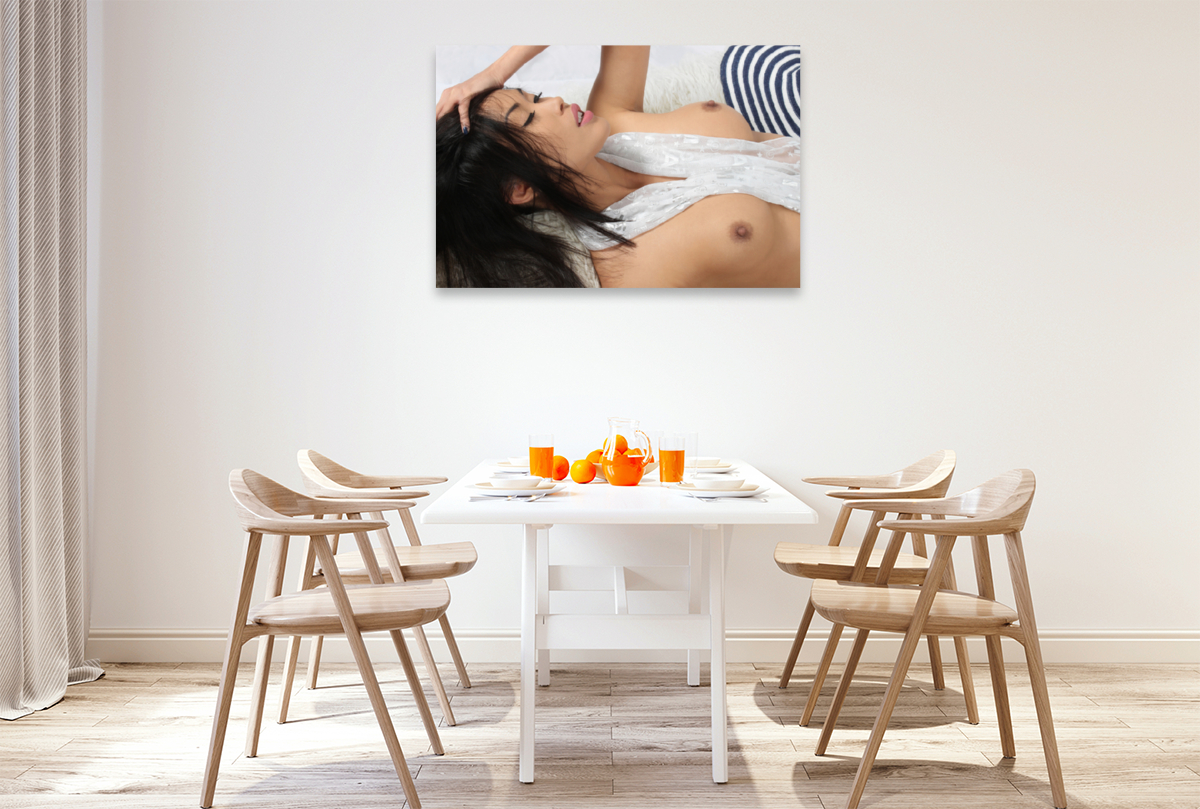 Asiatische, erotische, sinnliche Frau sexy mit Schal inszeniert. Aktfotografie von schönen Frauen. Stilvolle Porträts nackter Girls, Serie Erotik Fotoart.