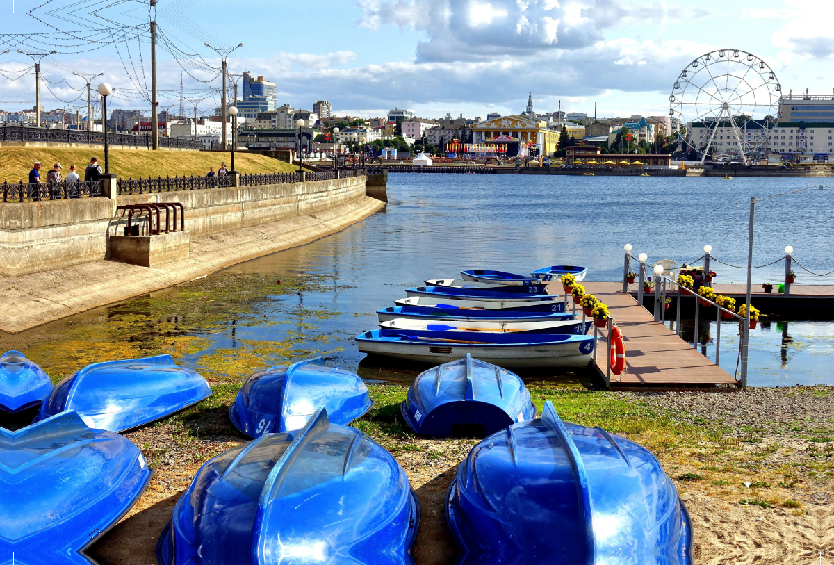 Boote in der Bucht von Tscheboksary