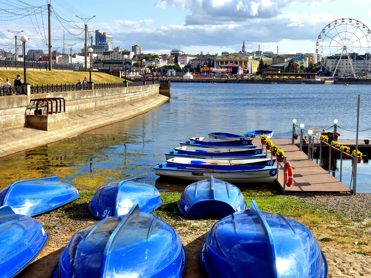 Boote in der Bucht von Tscheboksary