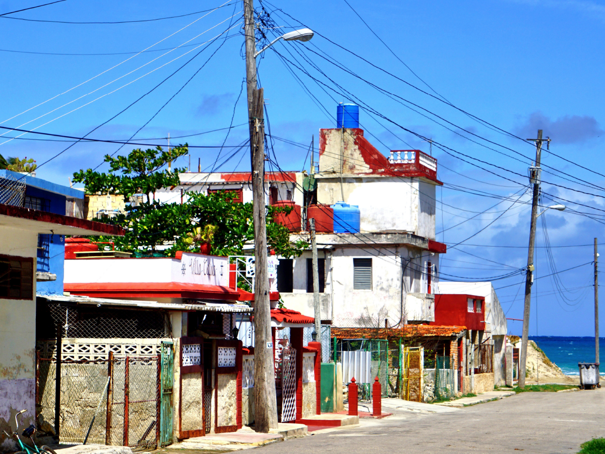 Straße zum Strand der Stadt Guanabo in Kuba