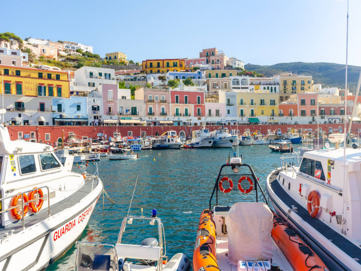 Der kleine Fischereihafen der Insel Ponza in Latium, Italien.