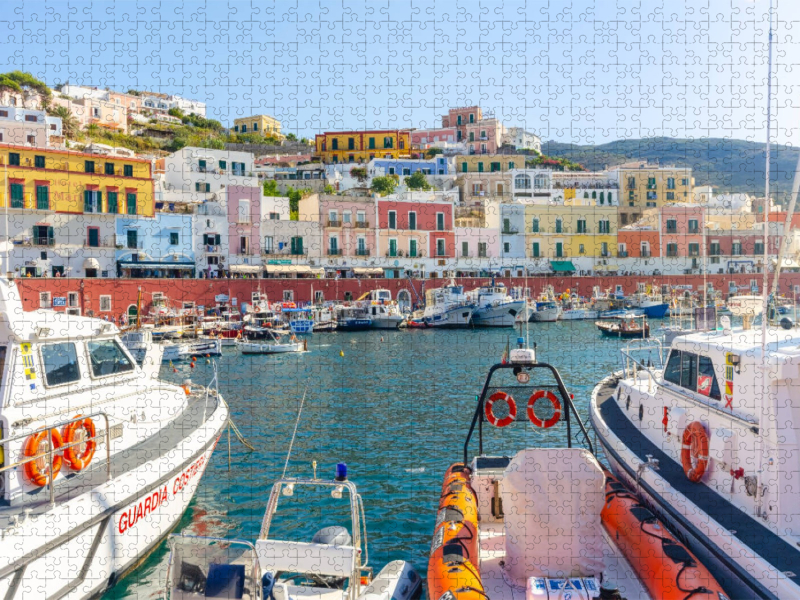 Der kleine Fischereihafen der Insel Ponza in Latium, Italien.