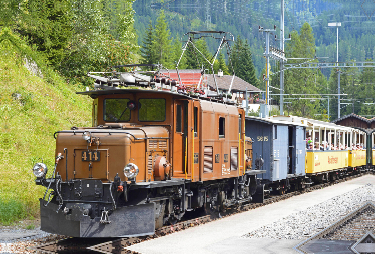 Erlebniszug Albula der Rhätischen Bahn mit Lokomotive Krokodil.