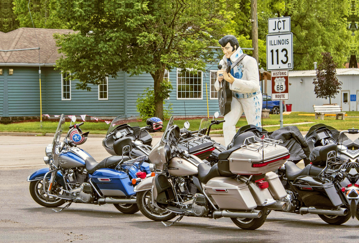 Motorräder parken an der Route 66, Braidwood, USA