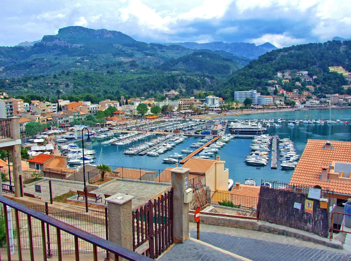 Blick von der Placa de Santa Catarina auf den Hafen von Port de Sóller