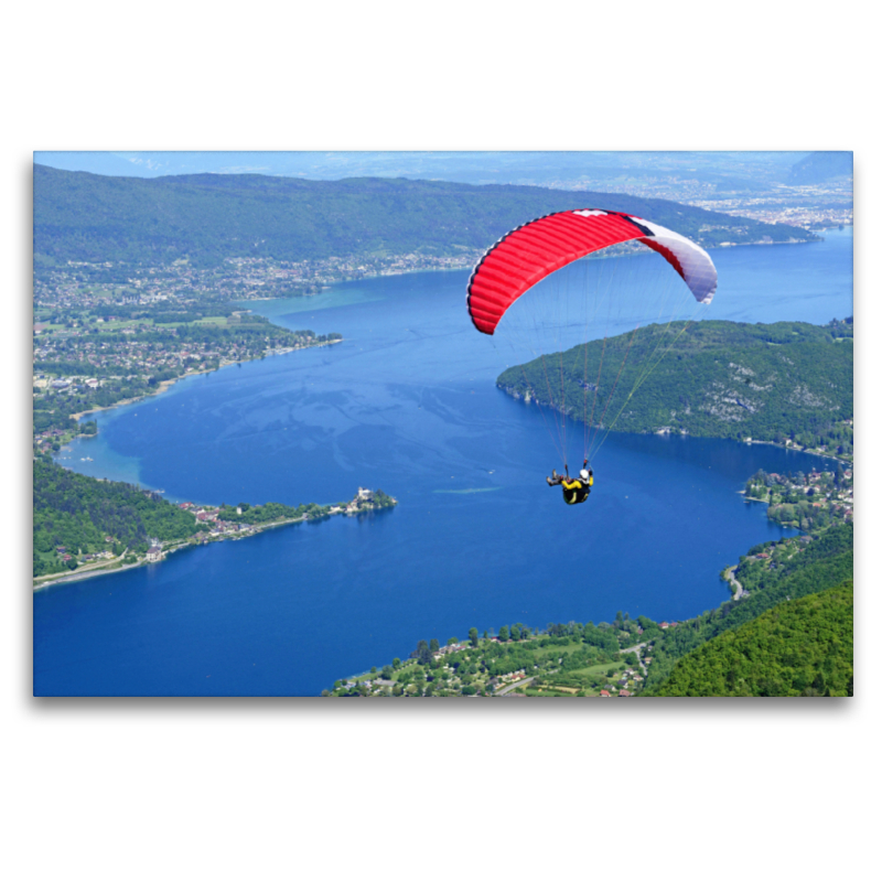 Paragleiter über dem See Lac d'Annecy.