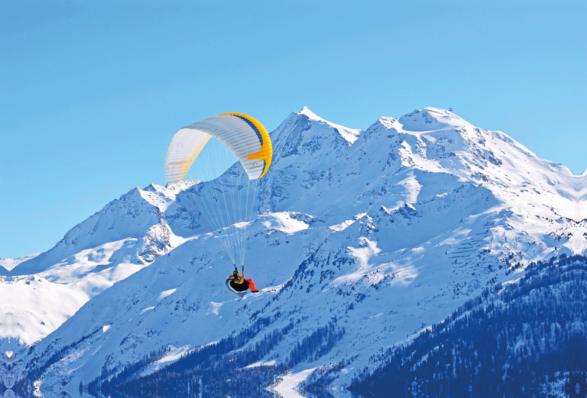 Paraglider vor dem Mont Pourri.