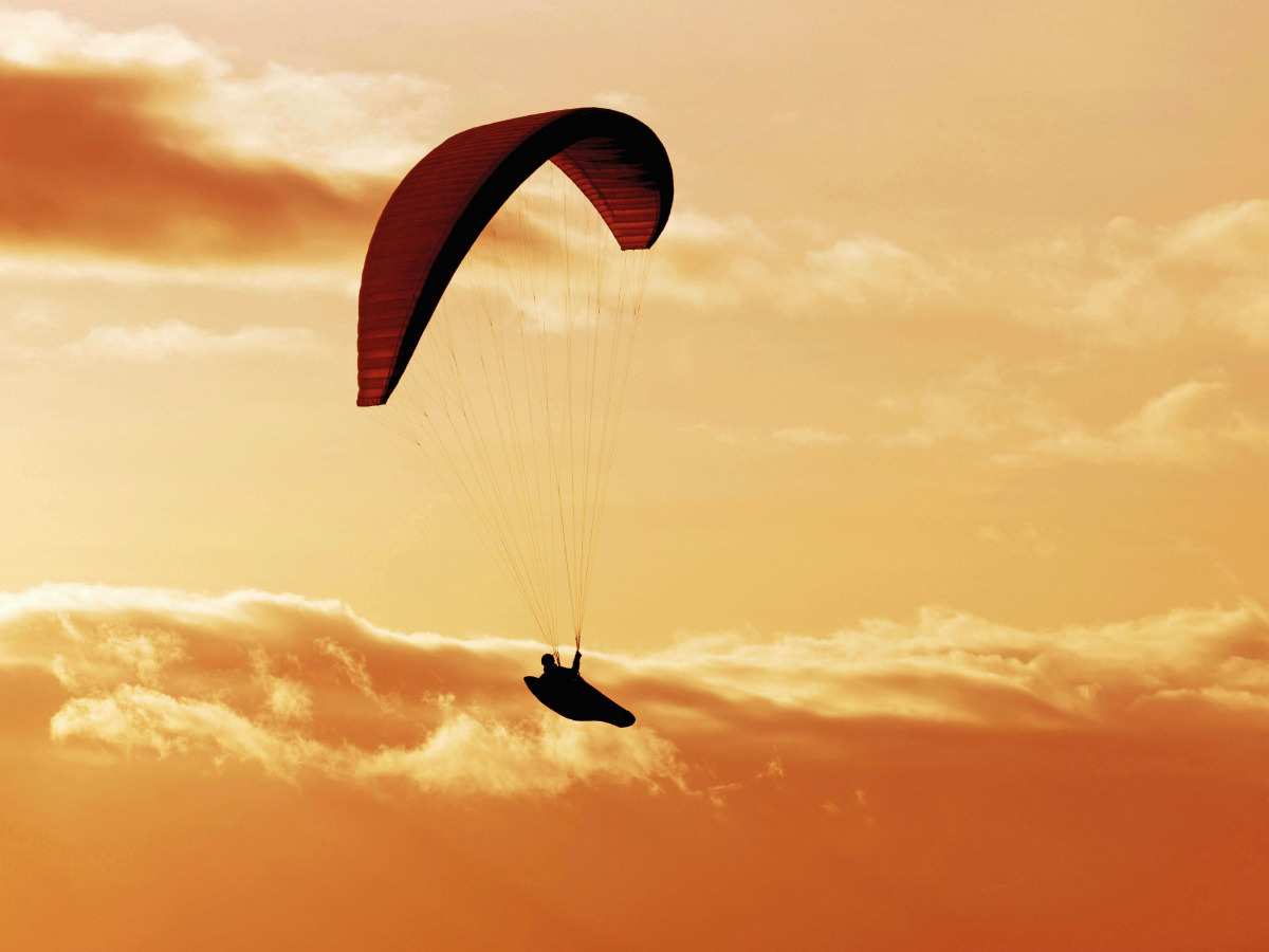 Paragliding im warmen Licht der untergehenden Sonne.