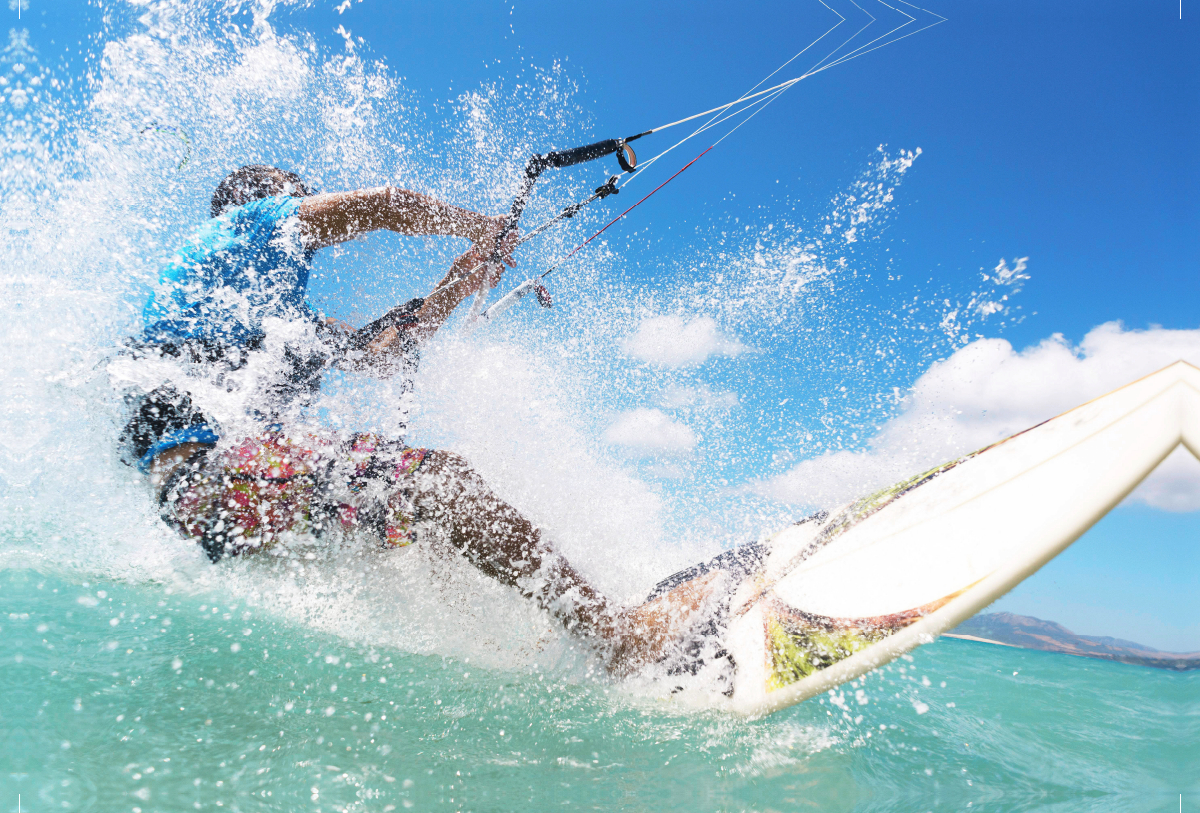 Kitesurfer in der schäumenden Gischt.