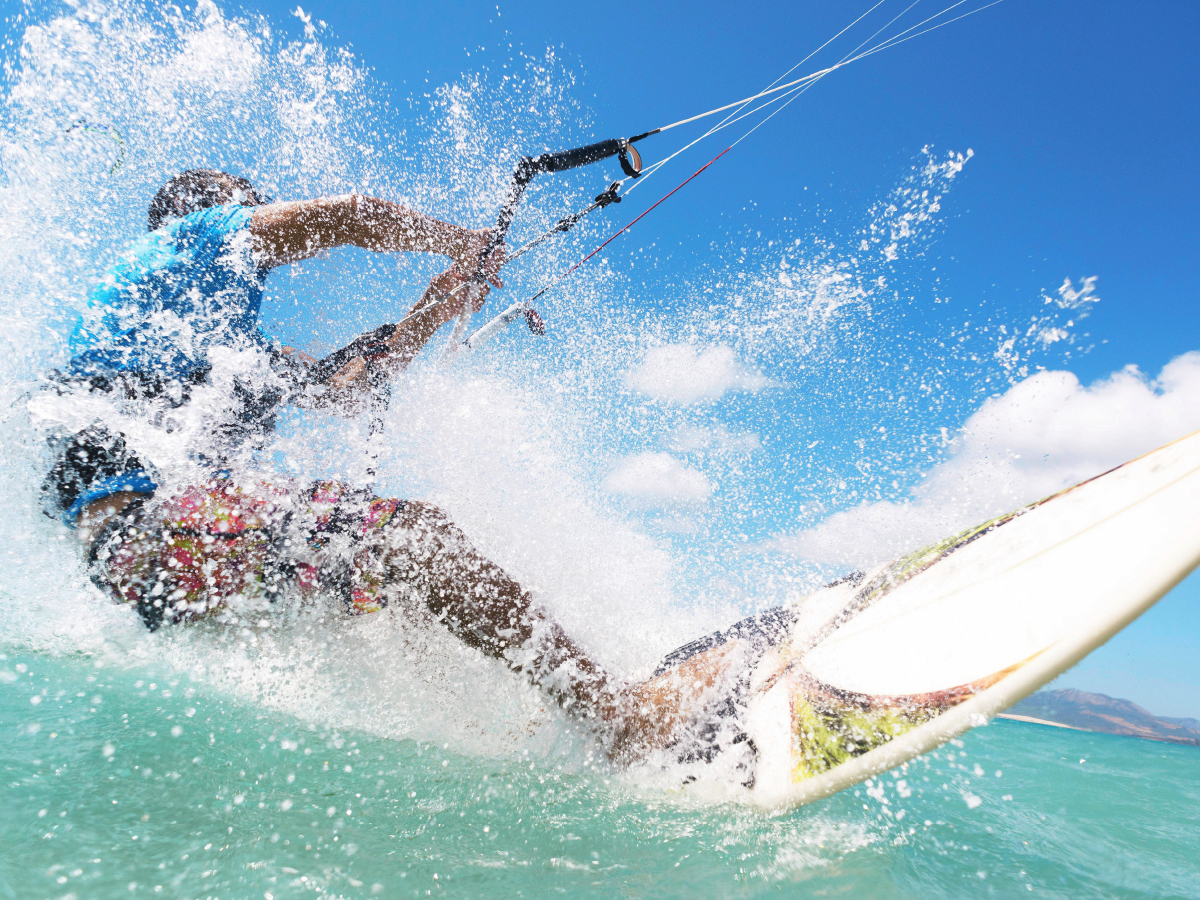 Kitesurfer in der schäumenden Gischt.