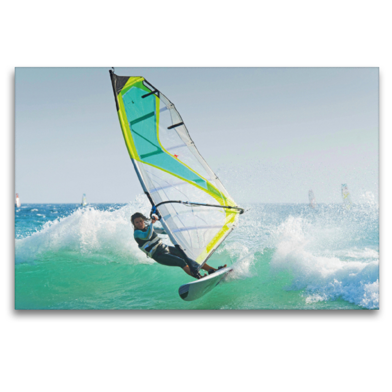 Sportliche junge Windsurferin in der schäumenden Welle.