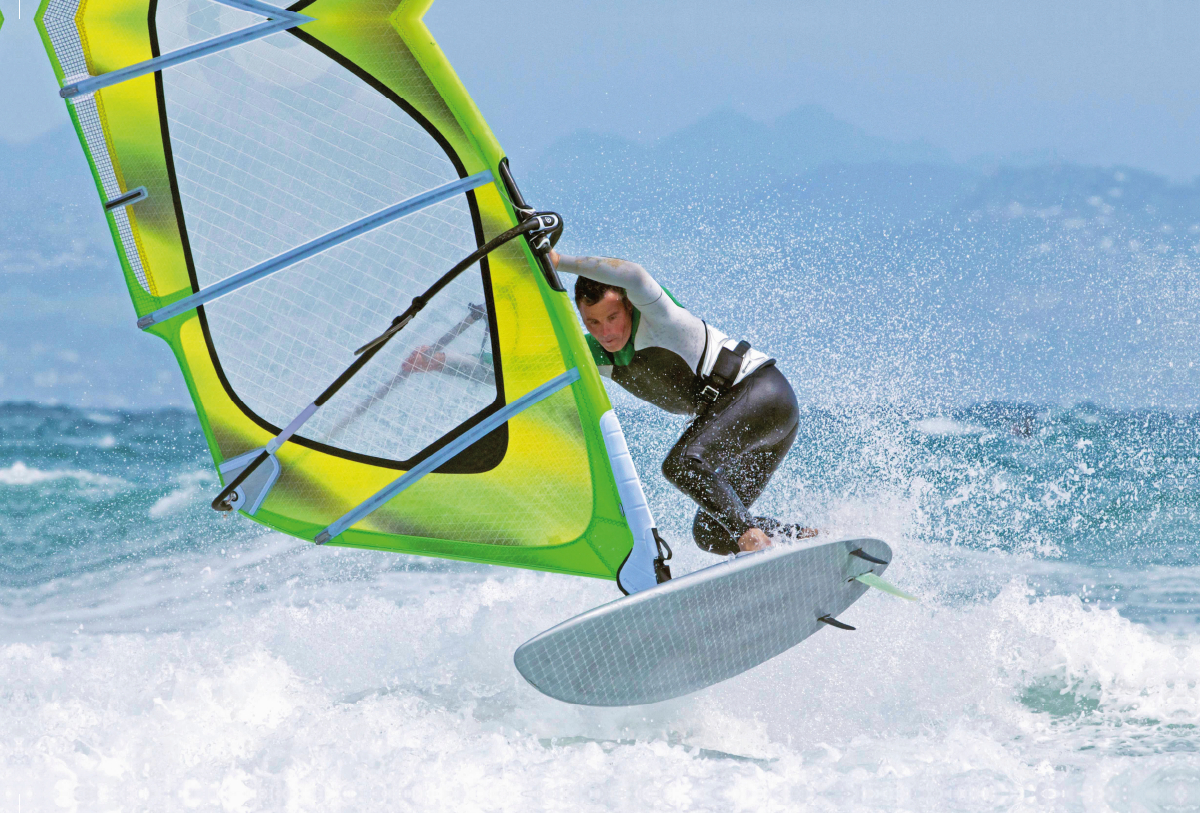 Die Magie von Wind und Wellen erleben - ein Windsurfer mitten in der Gischt.