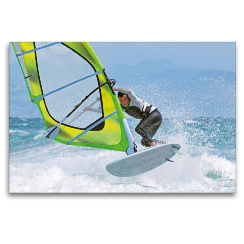 Die Magie von Wind und Wellen erleben - ein Windsurfer mitten in der Gischt.