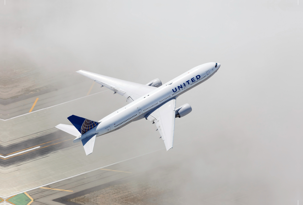 United Boeing 777 in Los Angeles