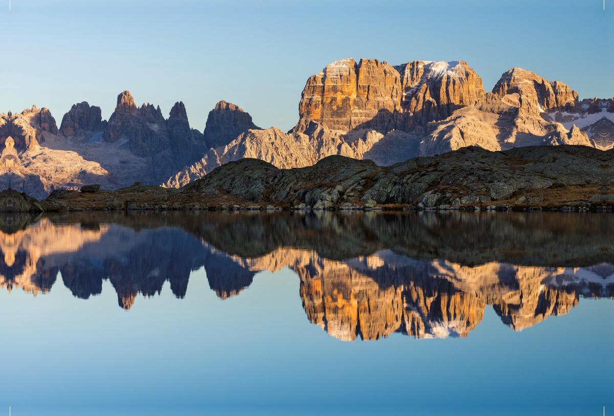 Die Gipfel der Brenta Dolomiten spiegeln sich perfekt im Lago Nero.