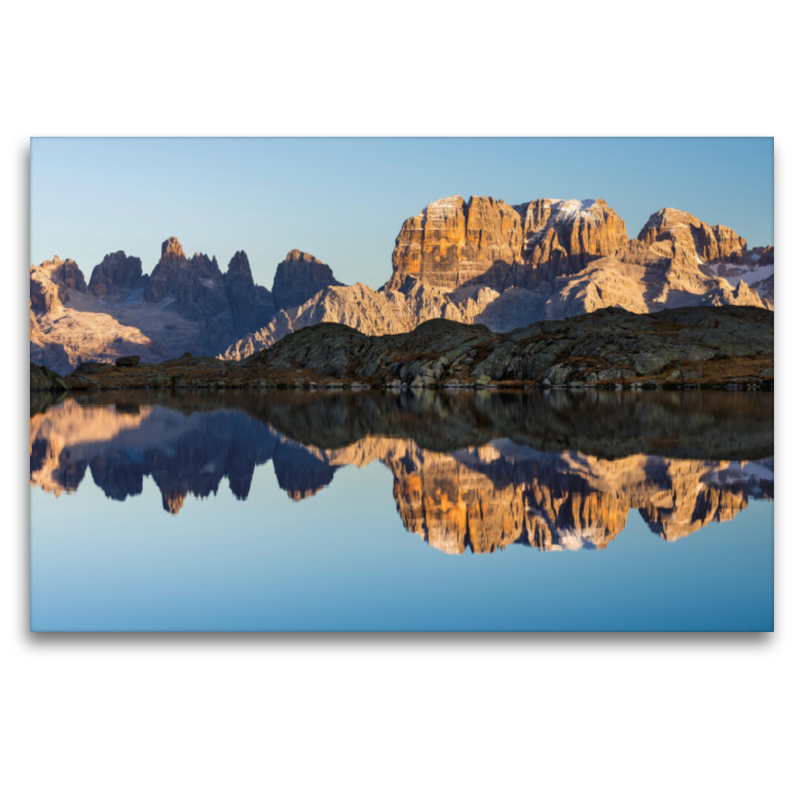 Die Gipfel der Brenta Dolomiten spiegeln sich perfekt im Lago Nero.