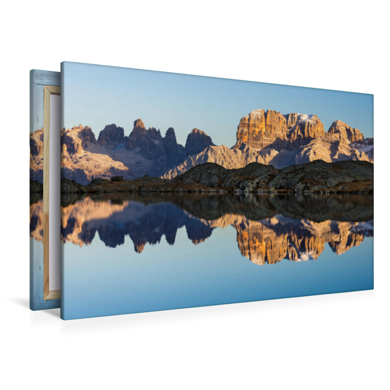 Die Gipfel der Brenta Dolomiten spiegeln sich perfekt im Lago Nero.