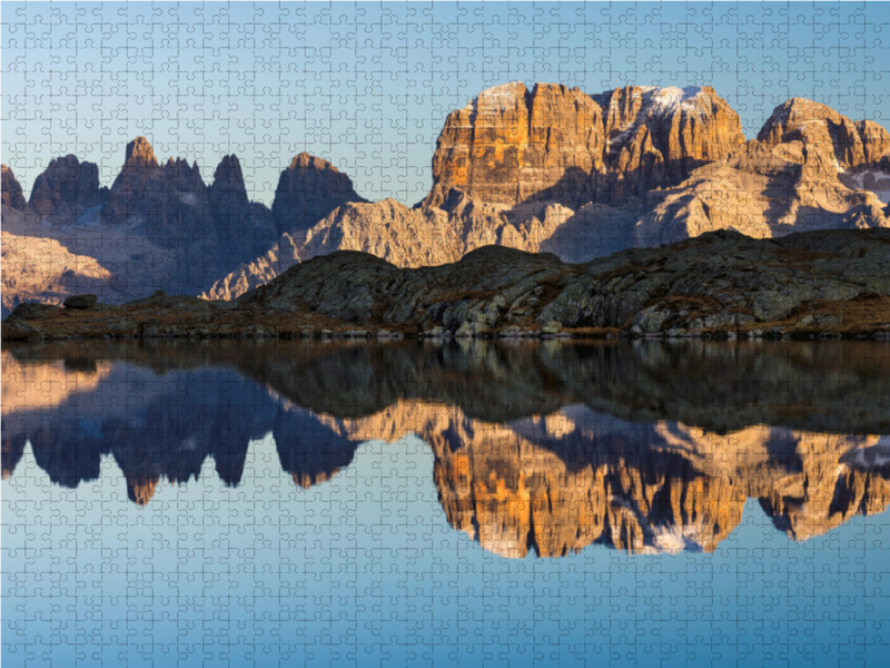 Die Gipfel der Brenta Dolomiten spiegeln sich perfekt im Lago Nero.