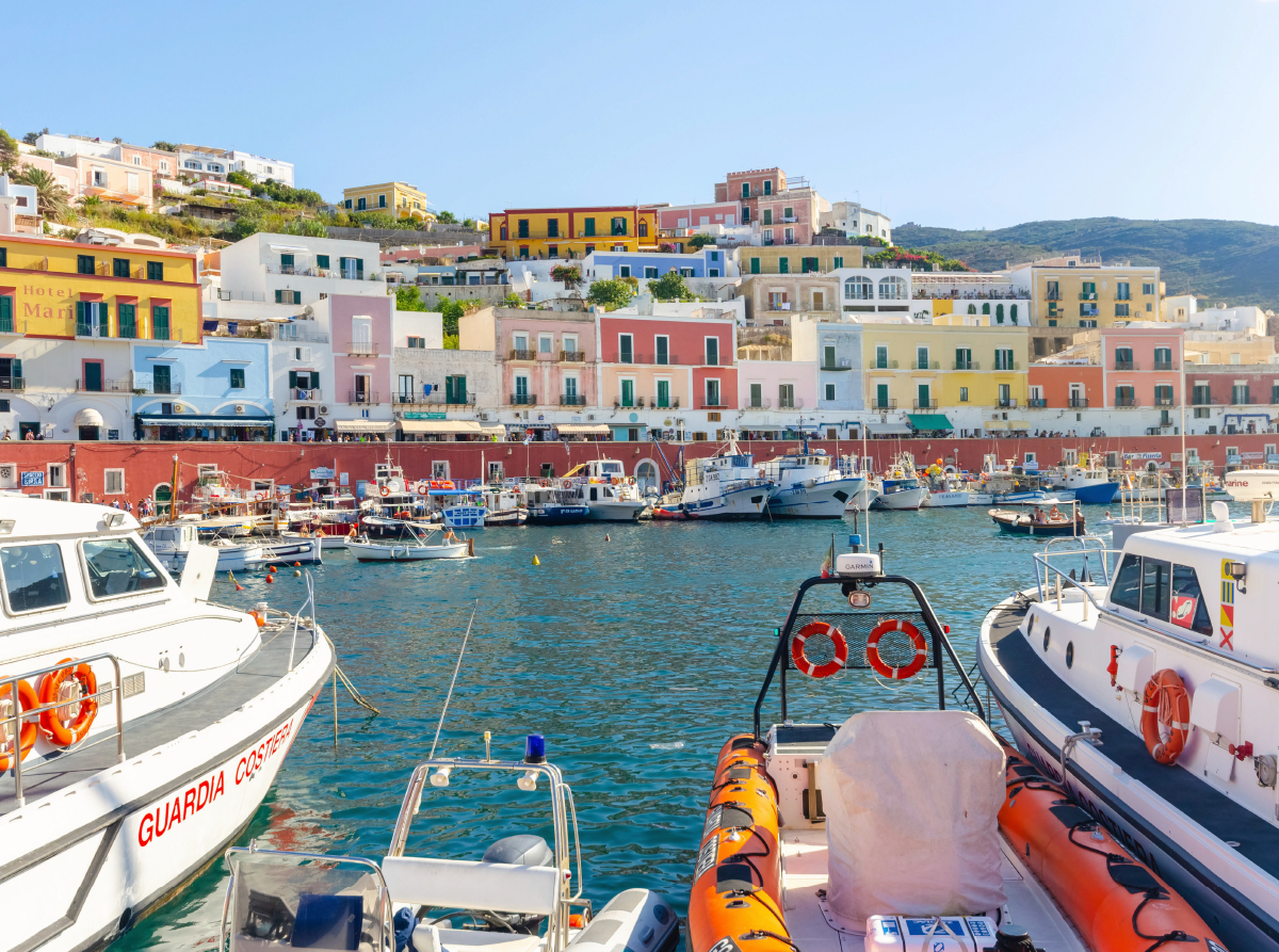 Der kleine Fischereihafen der Insel Ponza in Latium, Italien.