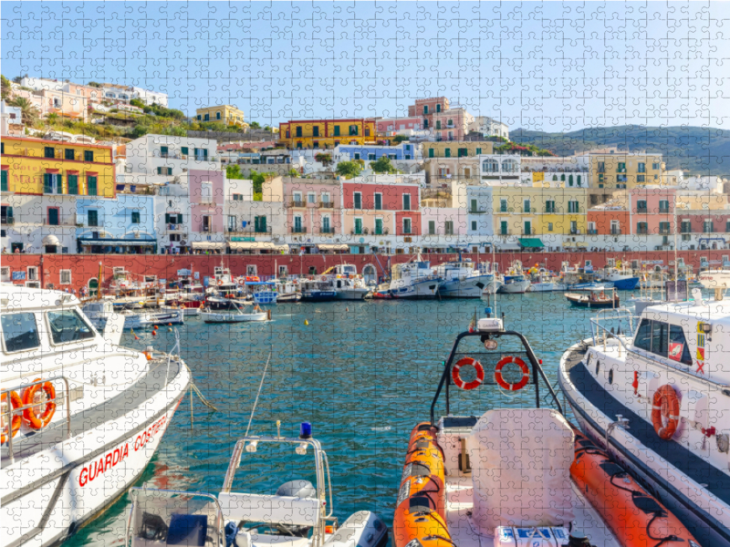 Der kleine Fischereihafen der Insel Ponza in Latium, Italien.