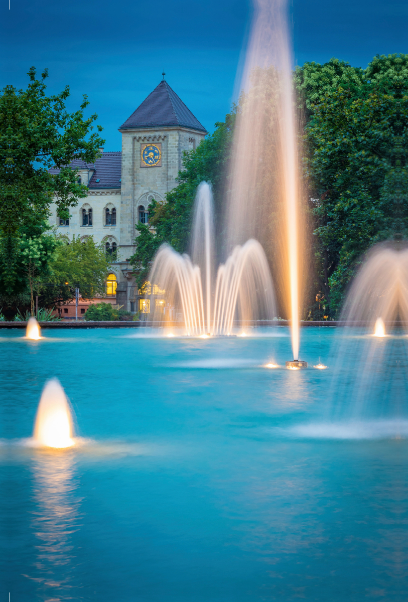 Brunnen und Hauptpost in Halle-Saale