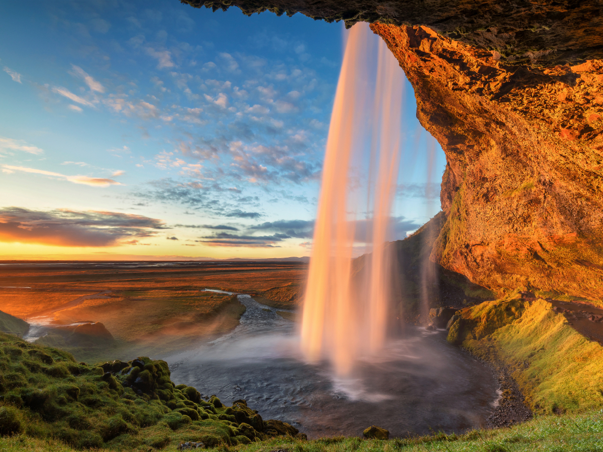 Der Seljalandsfoss, einer der schönsten Wasserfälle Islands