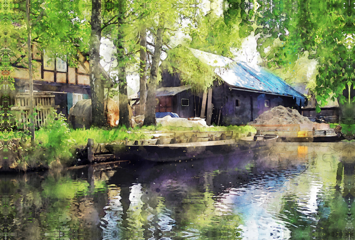 Traditioneller Hof im Spreewald. Lastenkahn im Wasser.