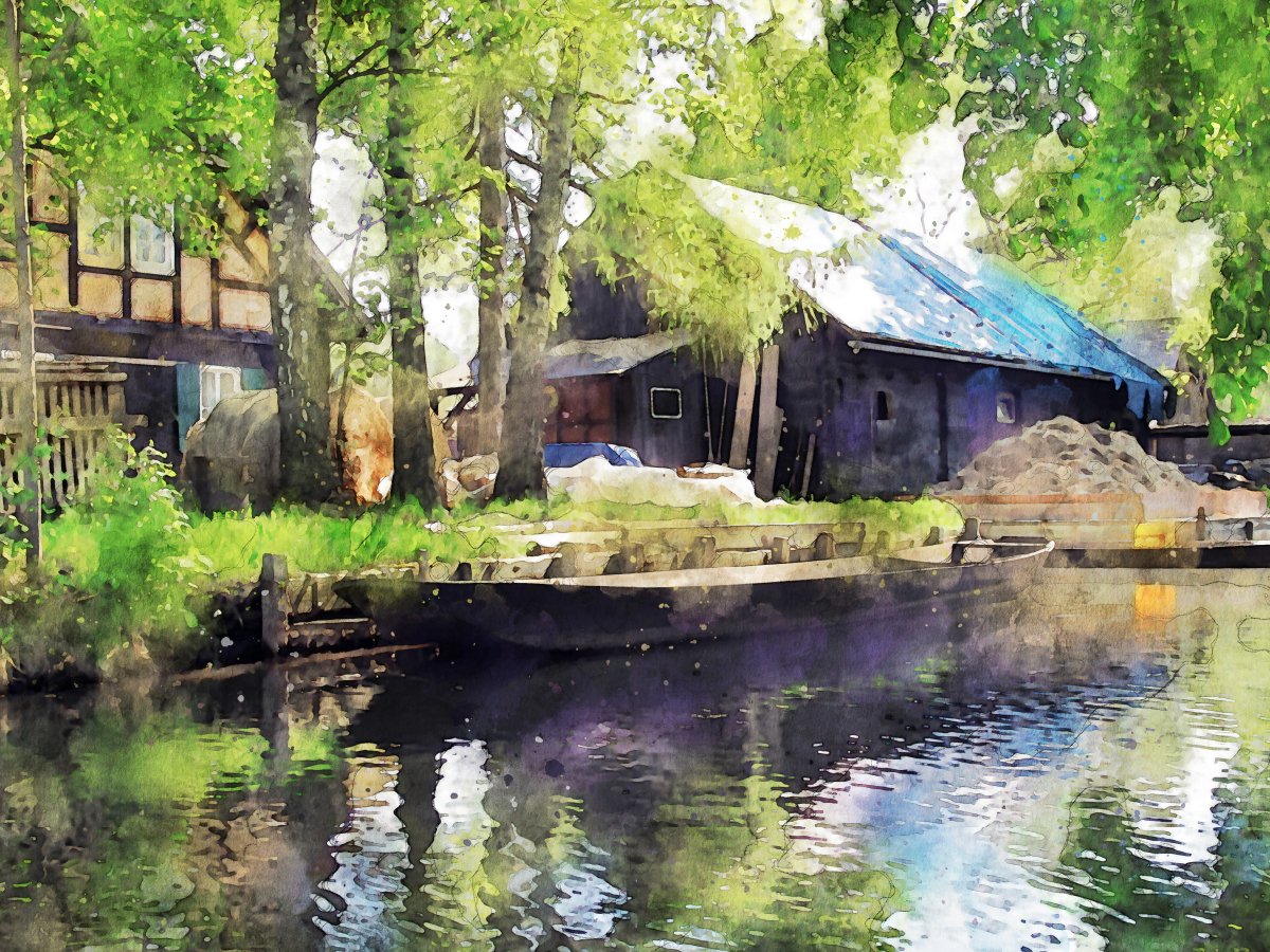 Traditioneller Hof im Spreewald. Lastenkahn im Wasser.