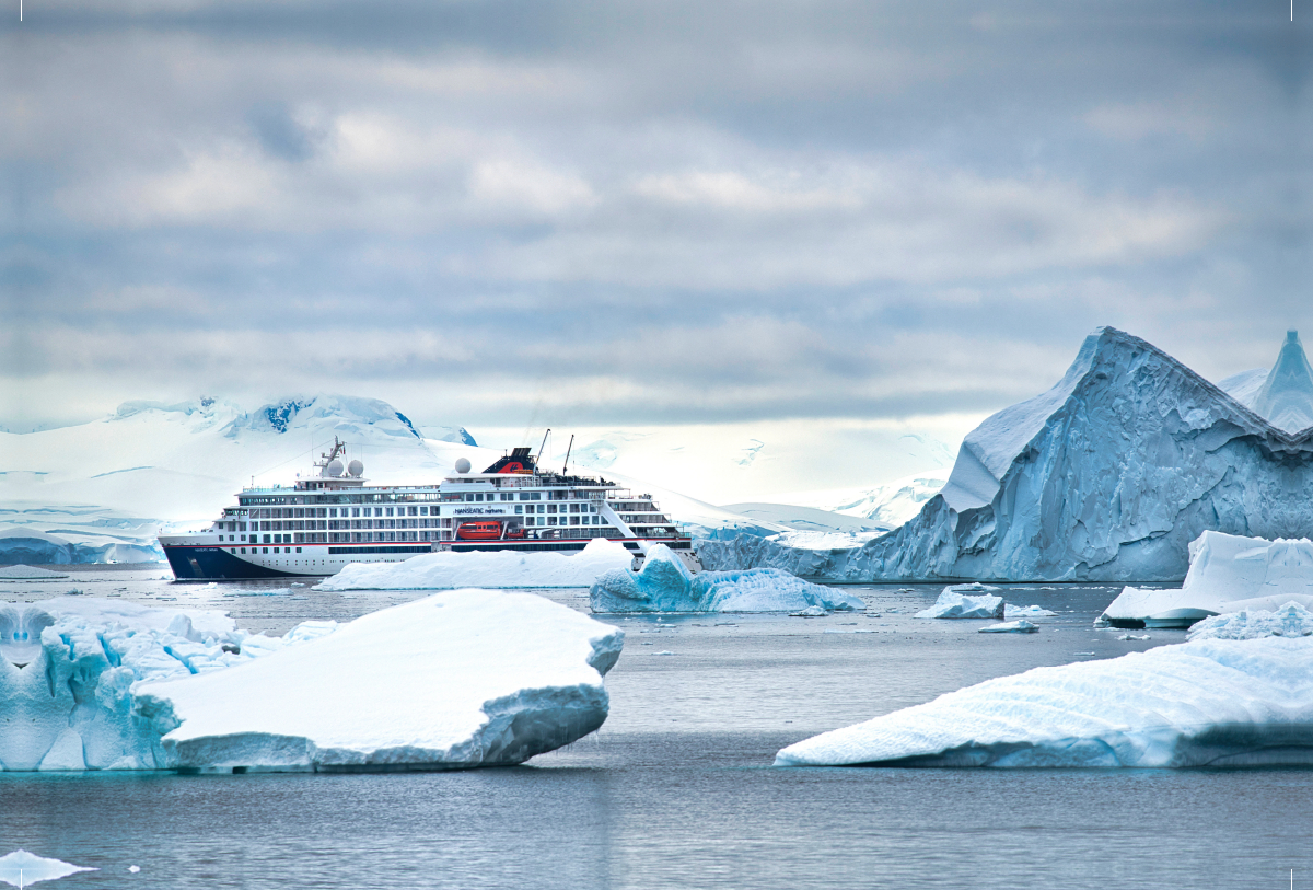 Expeditionsschiff HANSEATIC nature in der Paradies Bucht/ Antarktische Halbinsel.