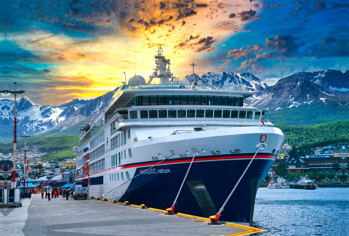 Die HANSEATIC nature am Kai von Ushuaia am südlichen Ende von Südamerika.