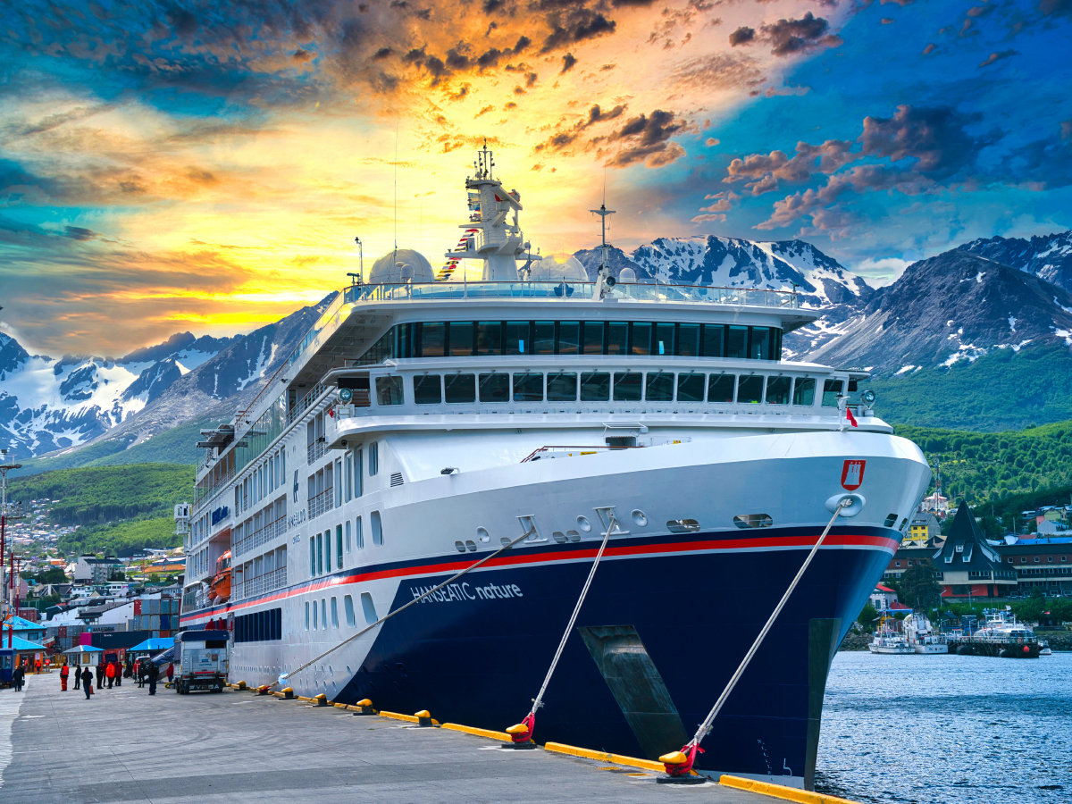 Die HANSEATIC nature am Kai von Ushuaia am südlichen Ende von Südamerika.