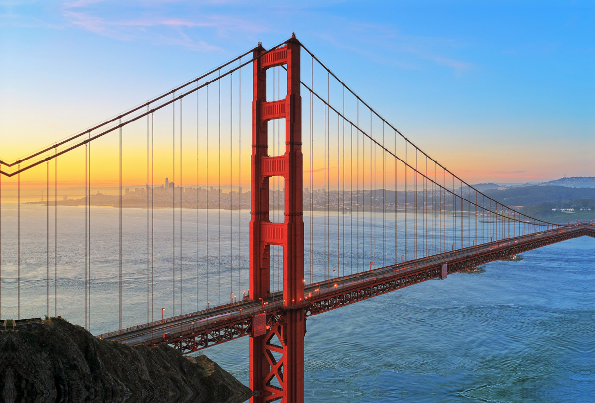 Golden Gate Bridge und San Francisco Skyline bei Sonnenaufgang