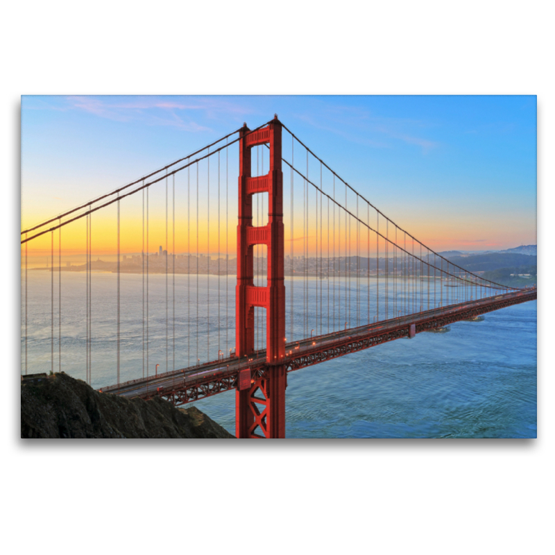 Golden Gate Bridge und San Francisco Skyline bei Sonnenaufgang