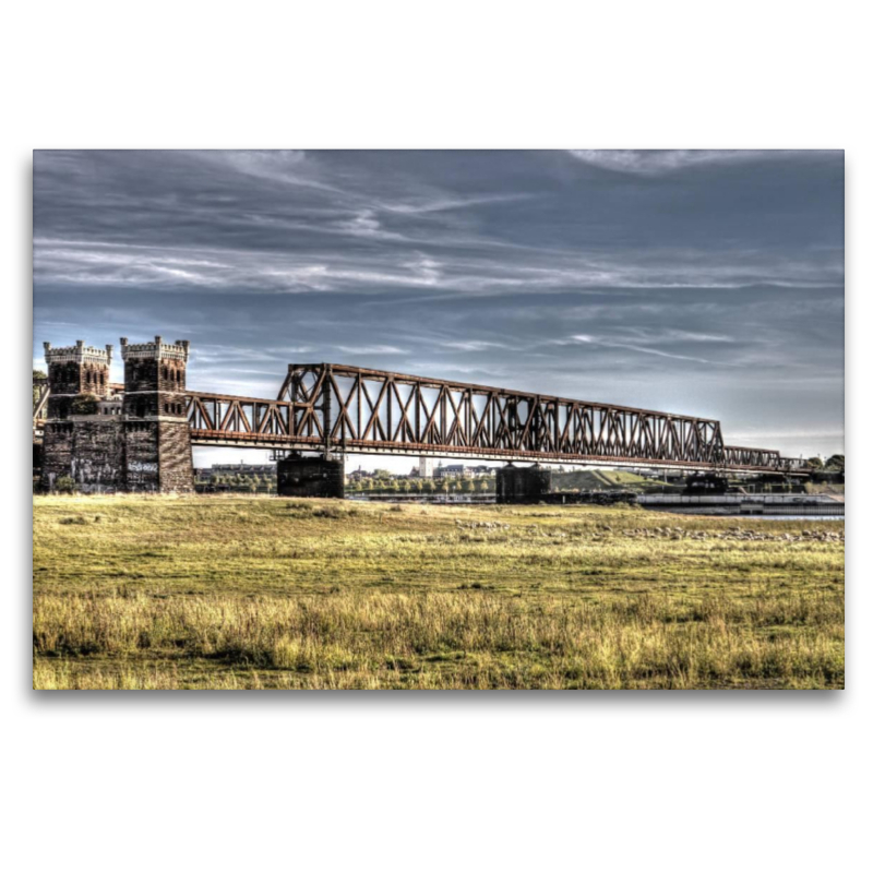 Die Hochfelder Eisenbahnbrücke von Rheinhausen aus