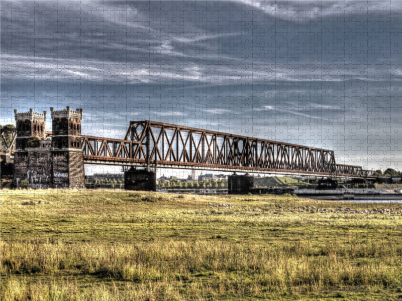 Die Hochfelder Eisenbahnbrücke von Rheinhausen aus