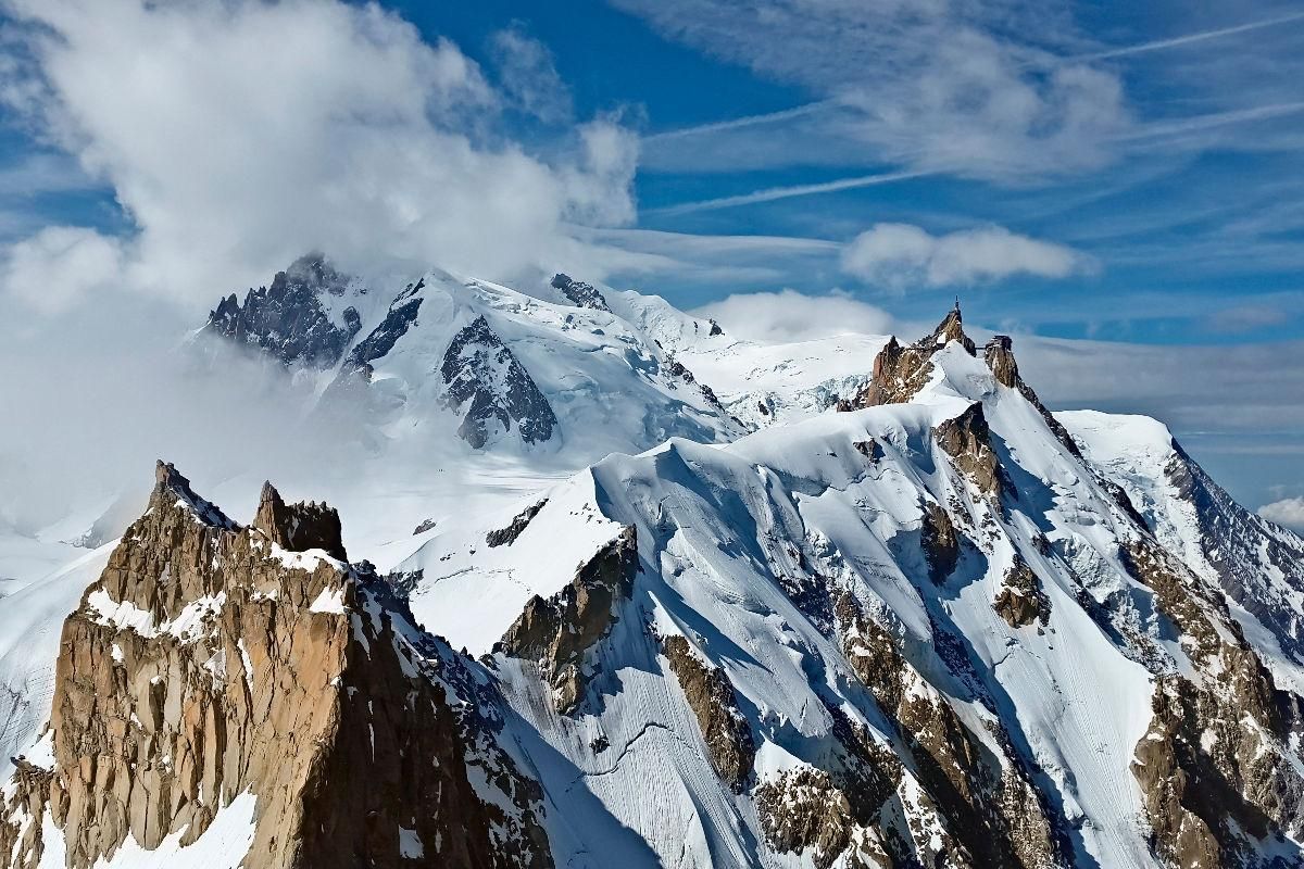 Unvergesslich verschneite Berggipfel