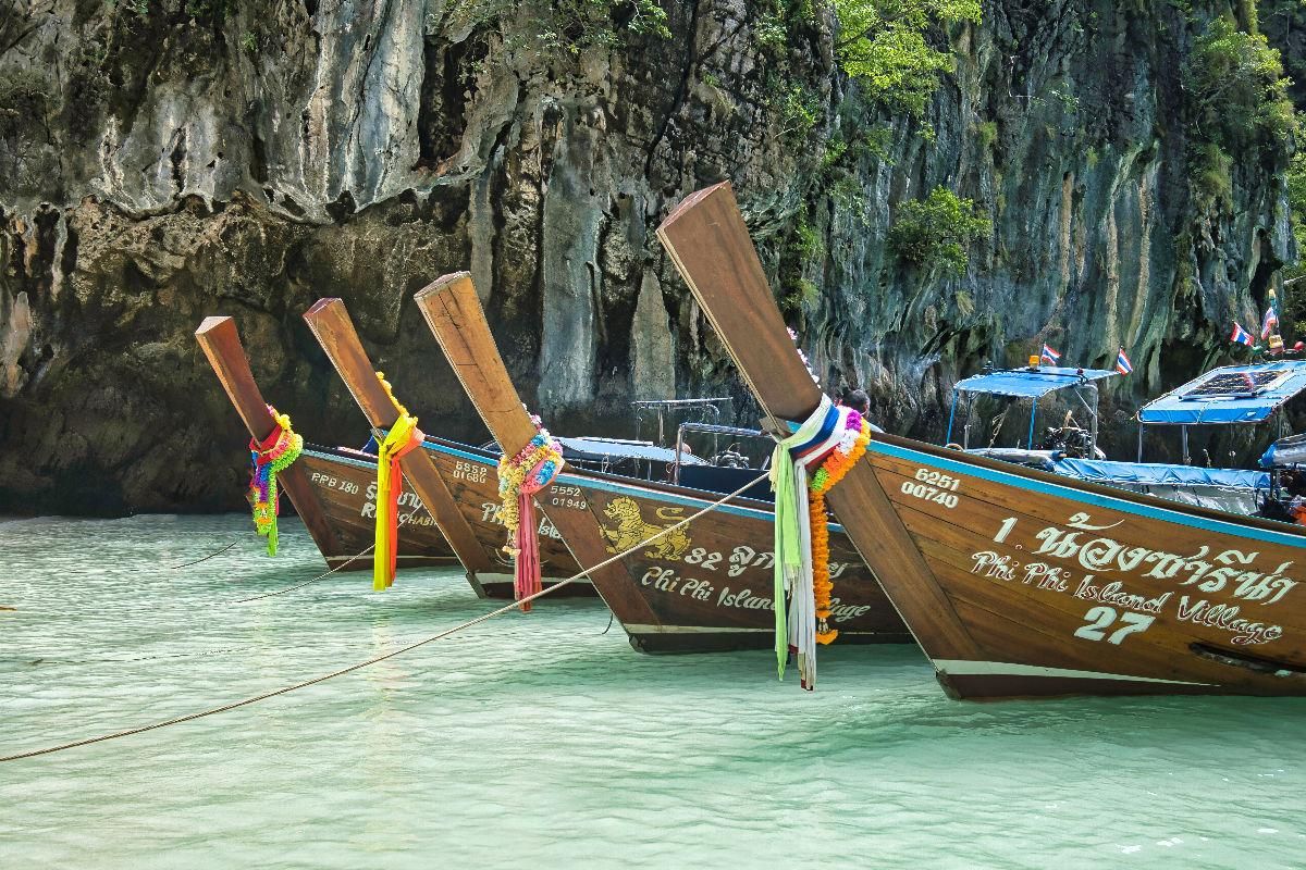 Longtail Boote in der Bucht von Phi Phi