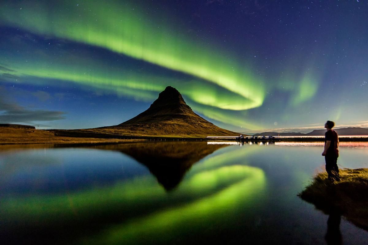 Nordlichter über Berg Kirkjufell in Island