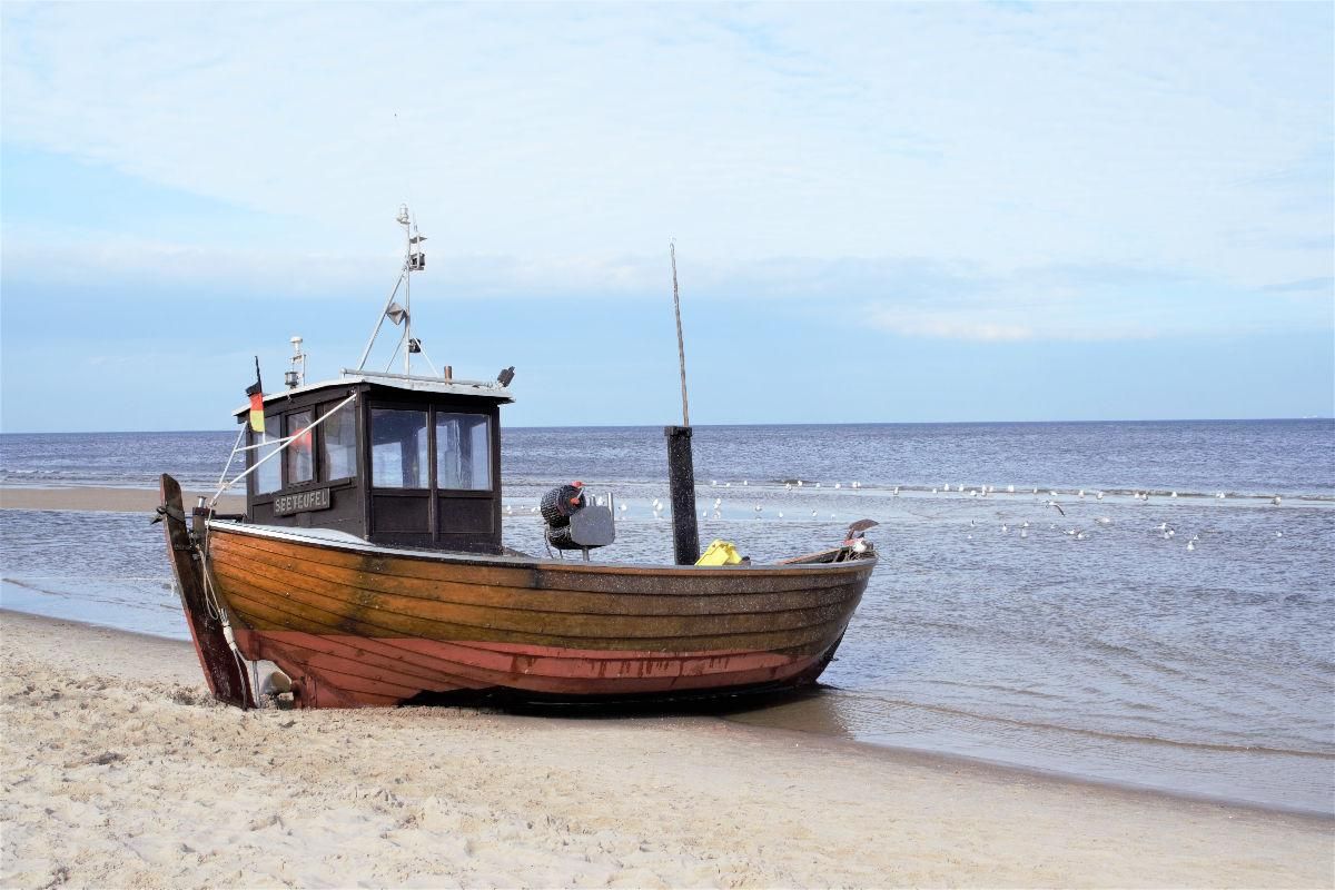 Fischerboot am Strand von Ahlbeck auf der Insel Usedom