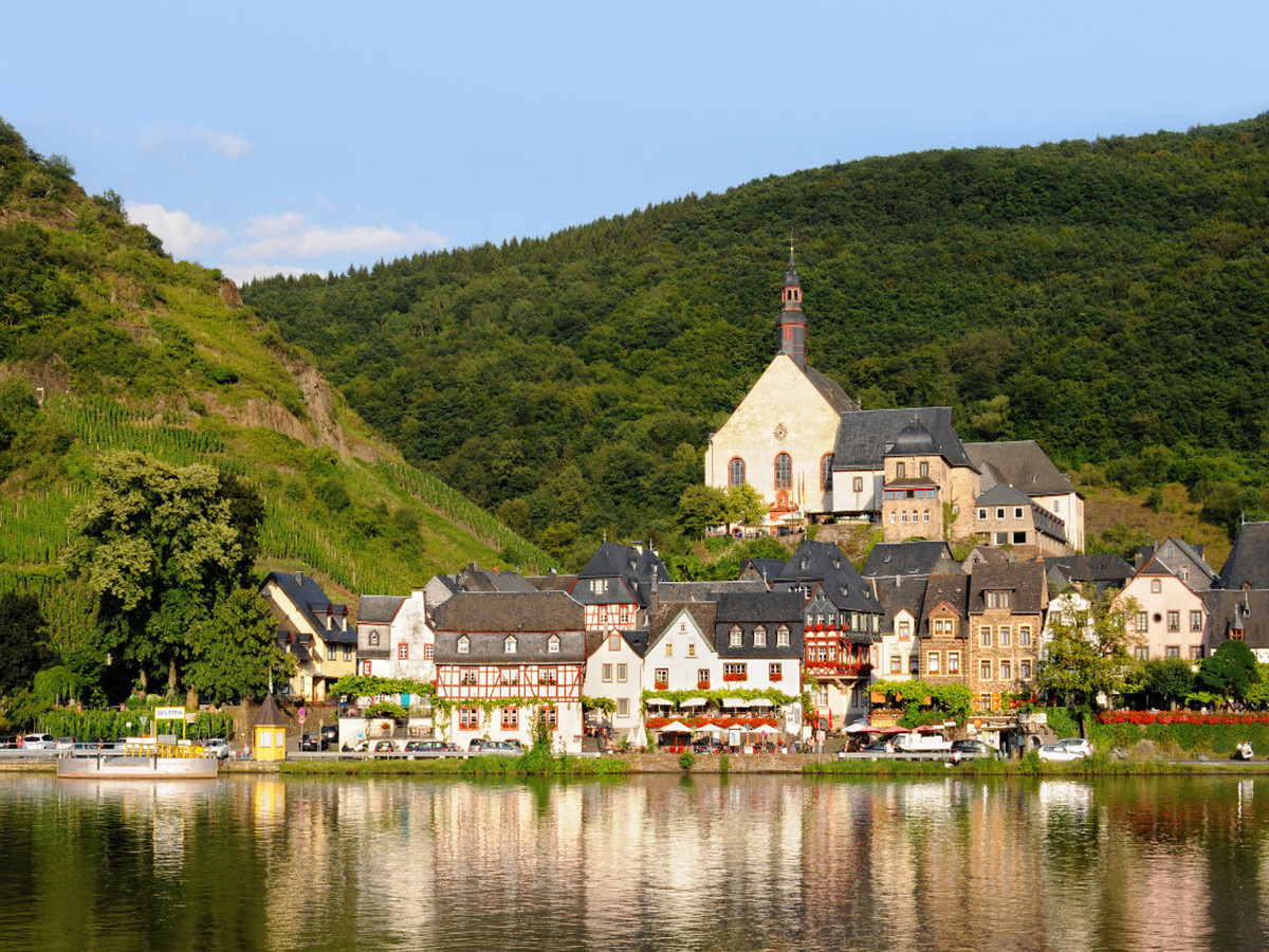 Beilstein an der Mosel. Spiegelung im Wasser.