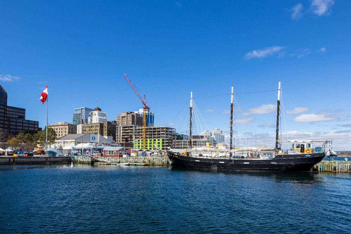 Altes Segelboot im Hafen