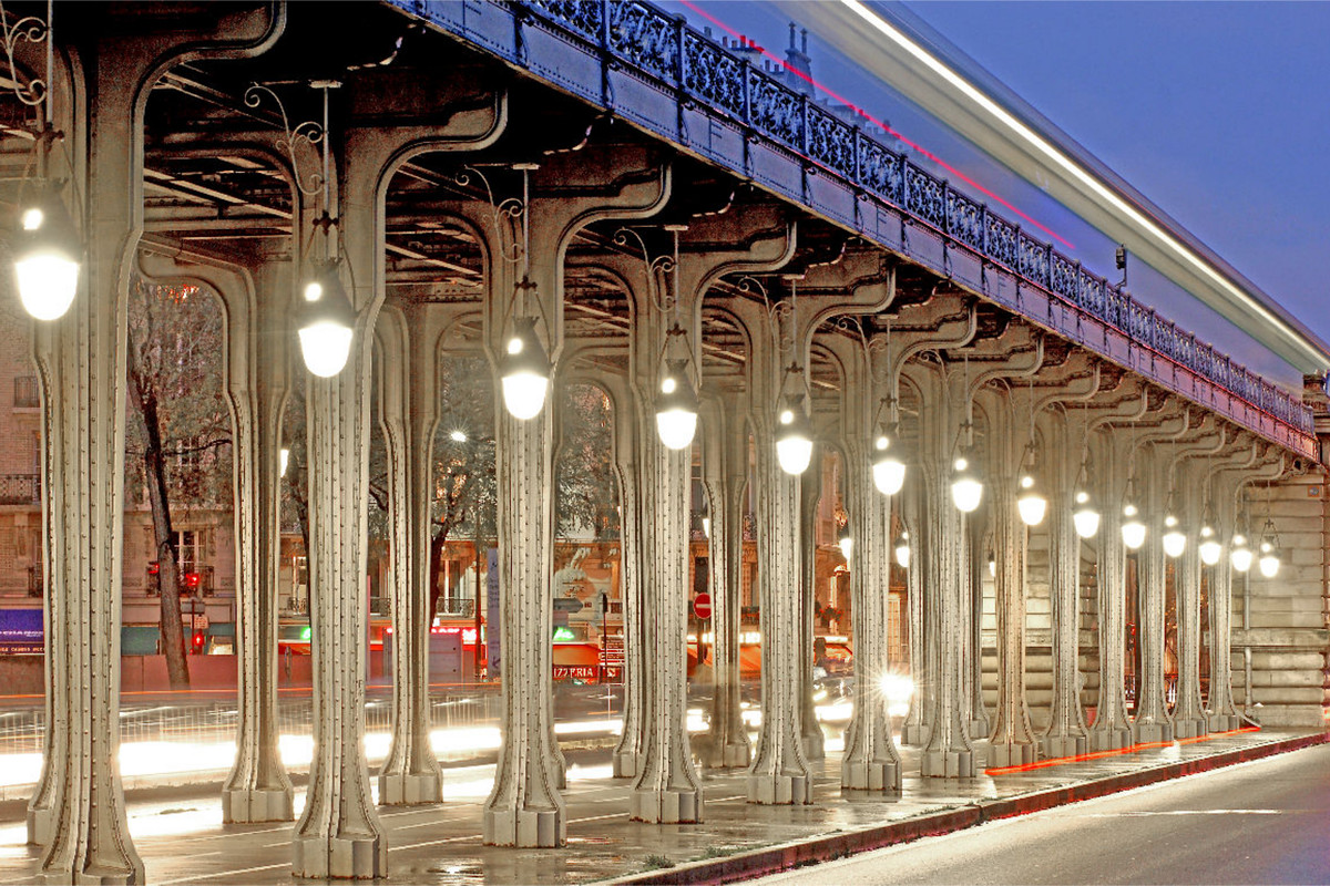 U-Bahn auf der Bir Hakeim Brücke