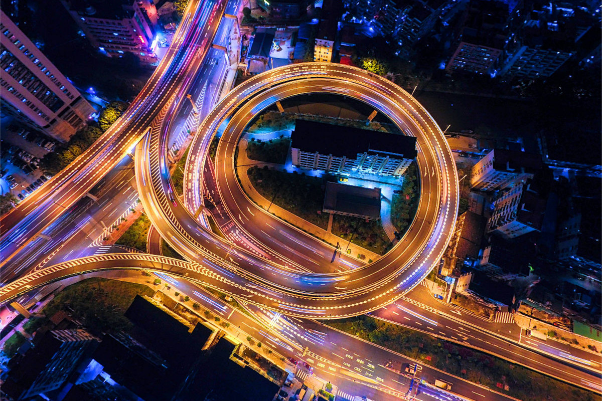 Spirales Autobahnkreuz aus der Luft in Guangzhou, China