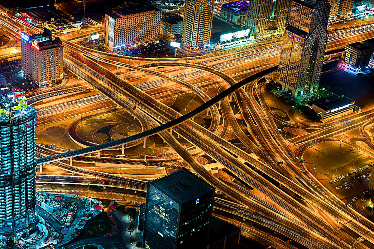 Verkehrsknotenpunkt der Sheikh Zayed Road in Dubai aus der Luft