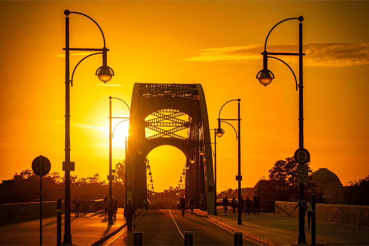 Hubrücke in Magdeburg bei Sonnenuntergang