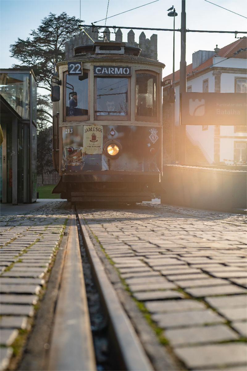 Eine alte Tram im Sonneschein