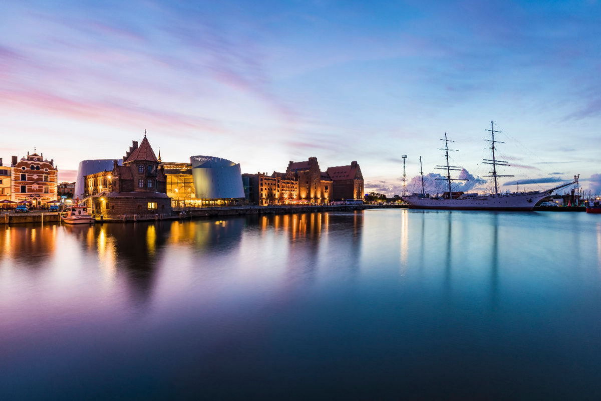 Hafen von Stralsund mit dem Ozeaneum und der Gorch Fock I am Abend.