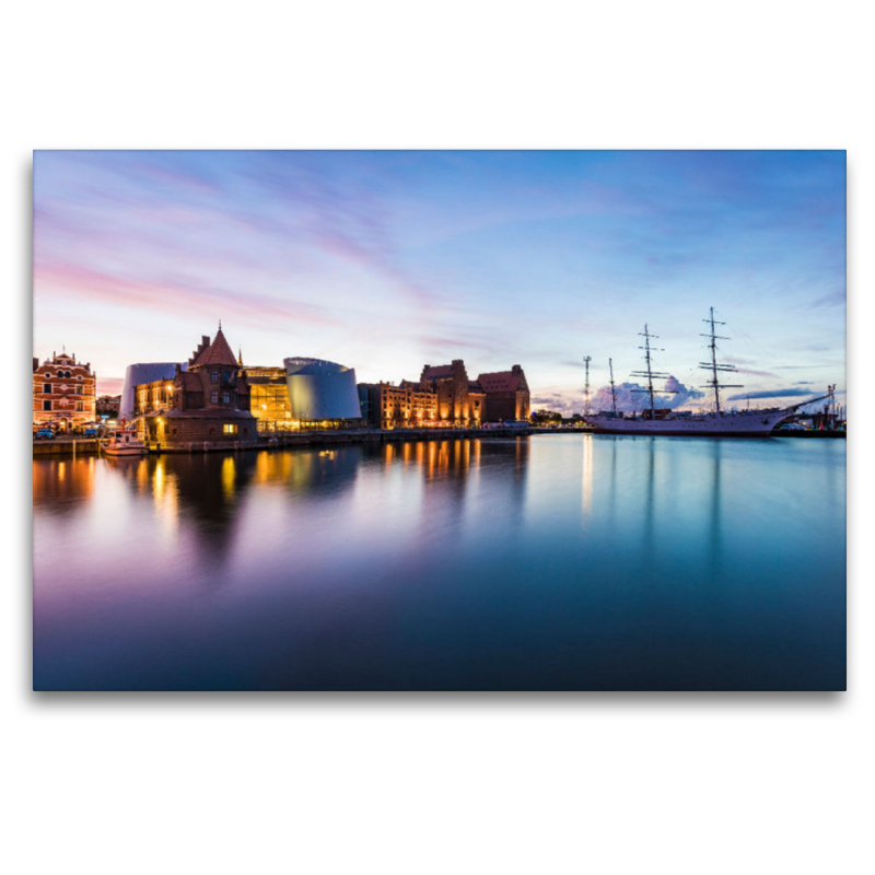 Hafen von Stralsund mit dem Ozeaneum und der Gorch Fock I am Abend.