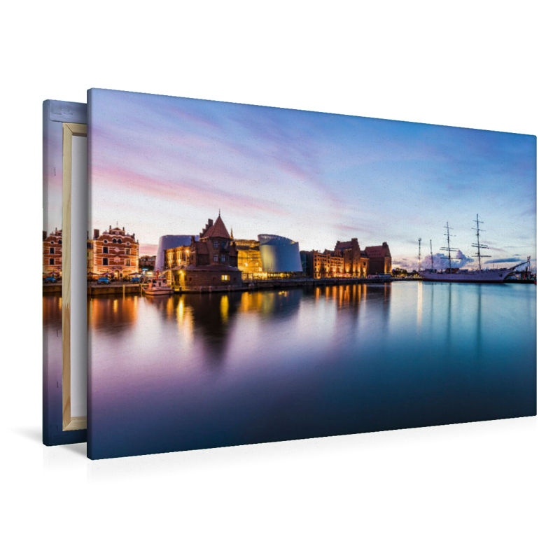 Hafen von Stralsund mit dem Ozeaneum und der Gorch Fock I am Abend.